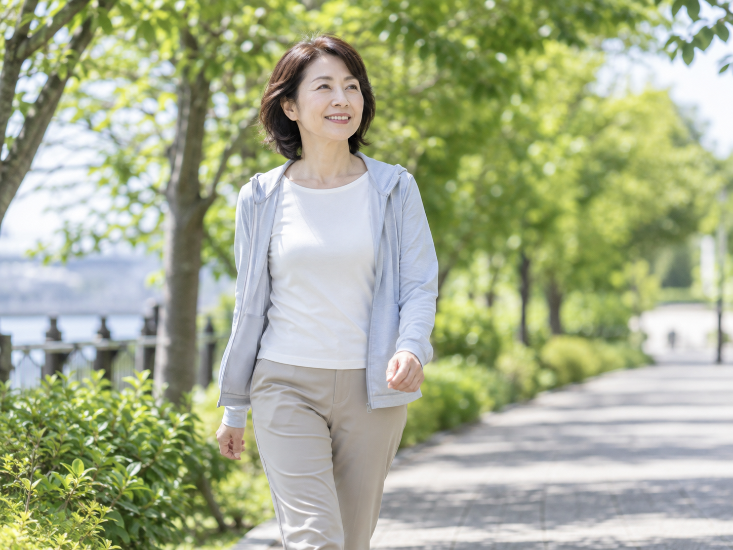 健康的に歩く中年女性のイメージ